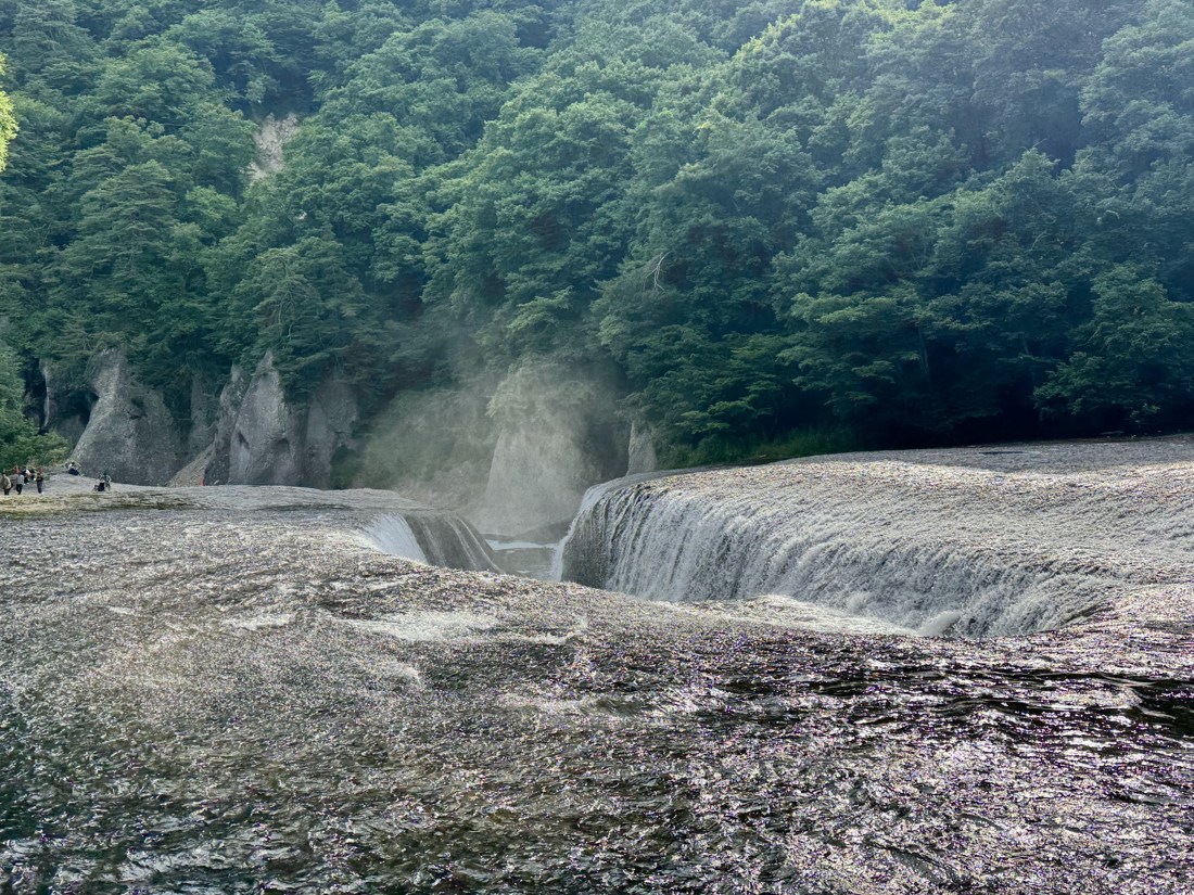 吹割瀑布与绿色山林